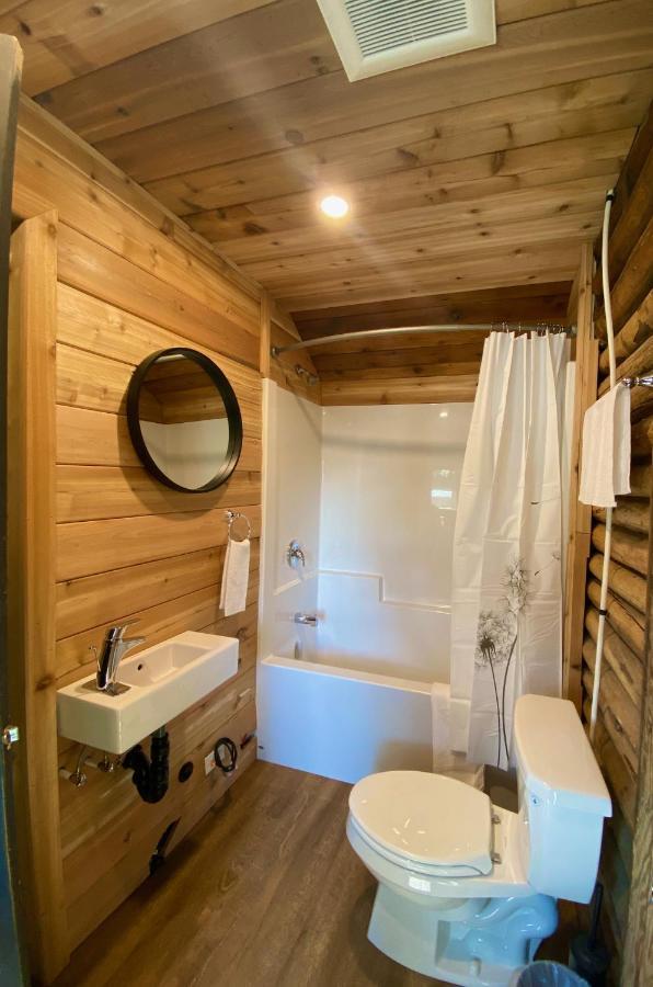 Chute Lake Lodge Нарамата Екстер'єр фото
